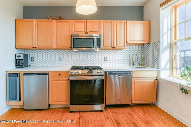 Building Photo - 218 2nd Ave