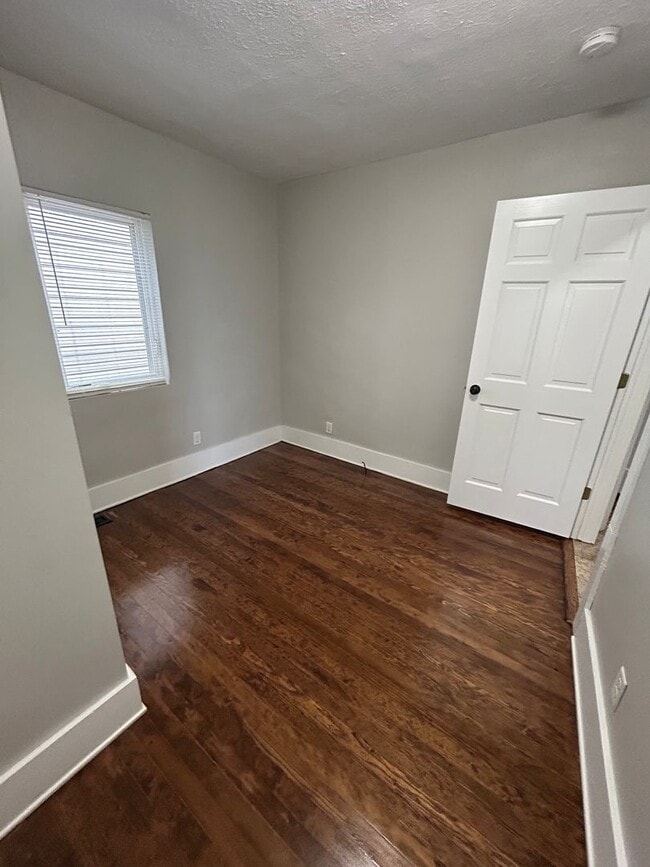 Building Photo - Right Size and a Great Location! Two bedroom Home!