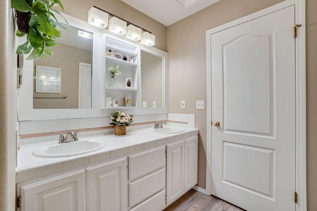 Building Photo - Spacious 4-Bedroom Home in Sought-After Lu...