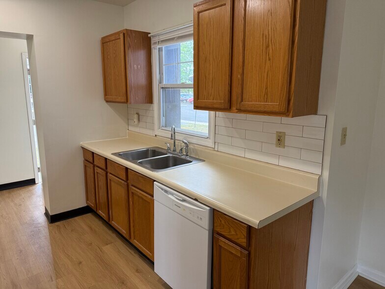 Building Photo - 121 Linwood Ave