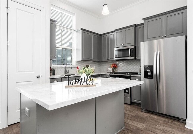 Building Photo - 2103 Naomi St