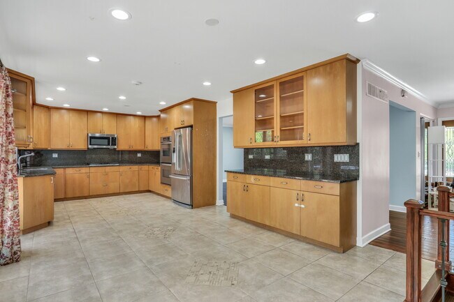 Building Photo - 107 E Burr Oak Dr