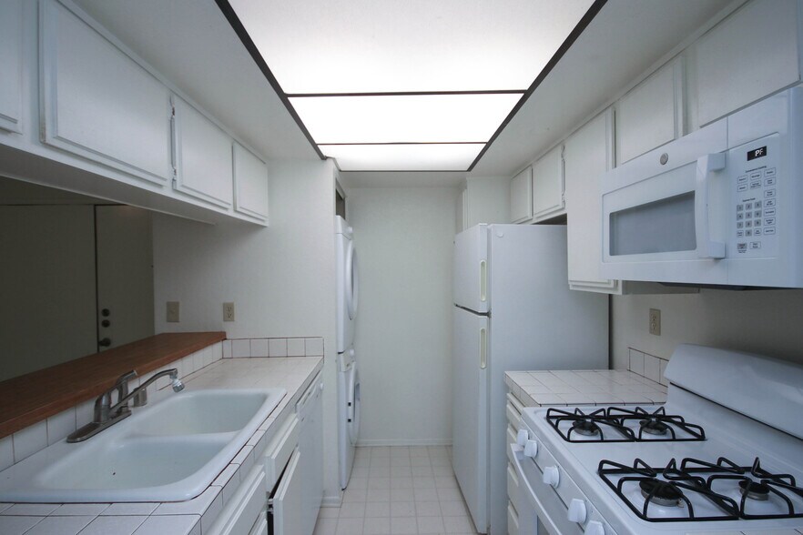 Building Photo - 355 S Marengo Ave