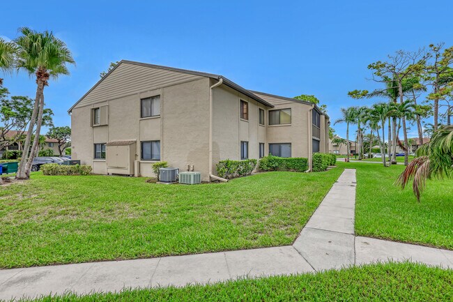 Building Photo - 522 Shady Pine Way