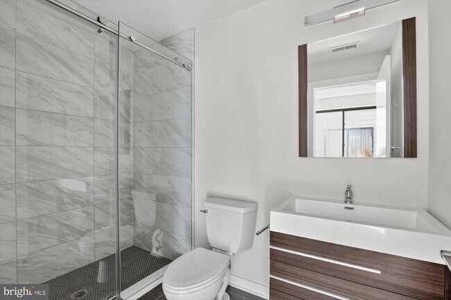 Building Photo - 381 Martin St