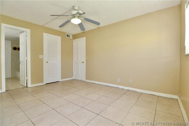 Building Photo - 9915 SW Sandalfoot Blvd