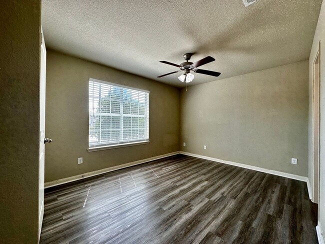 Building Photo - 4 Bd / 4.5 Ba Townhouse Minutes from Baylo...