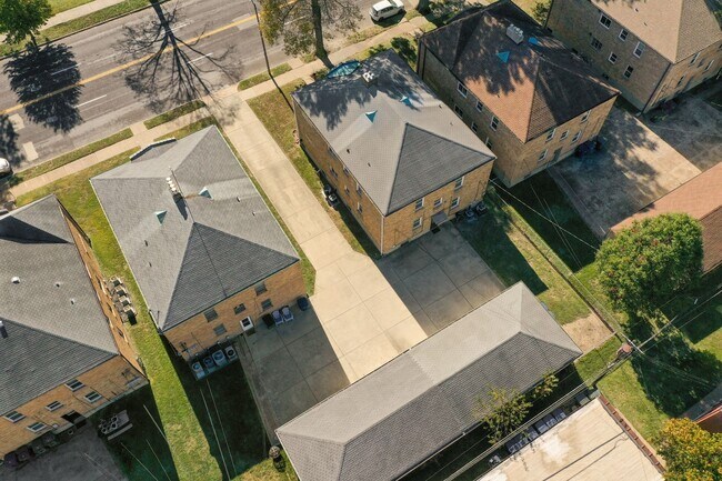 Building Photo - 7112-7114 Jamieson Ave