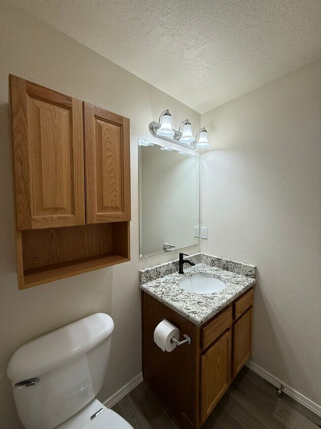 Building Photo - Freshly Updated Four Bedroom