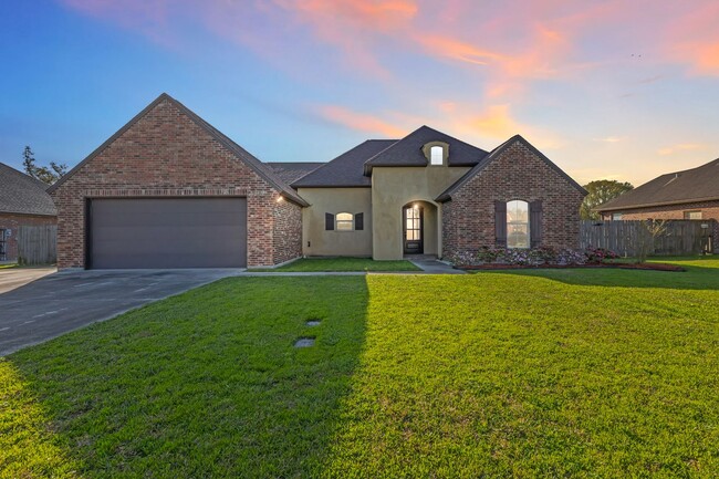 Building Photo - Welcome to Live Oak Circle!