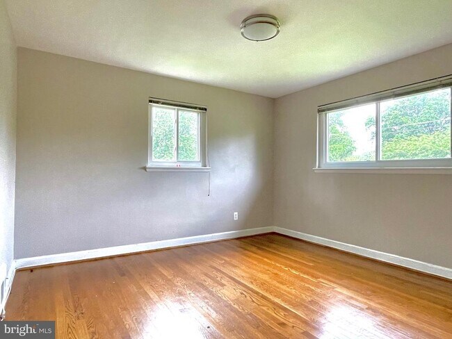 Building Photo - 3703 Larchmont Dr