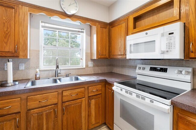 Building Photo - 1966 Sandra Dr