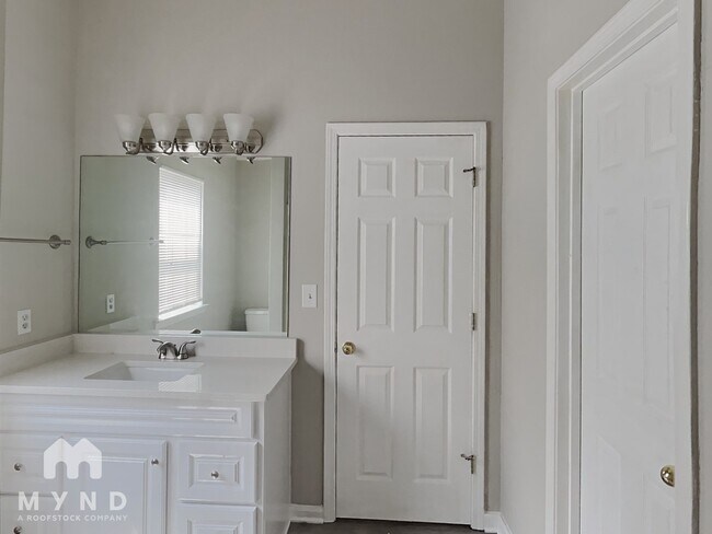 Building Photo - 3708 Oakwood Manor
