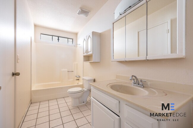 Building Photo - 2 Bed/ 1 Bath at 67th/Van Buren! Move-In R...