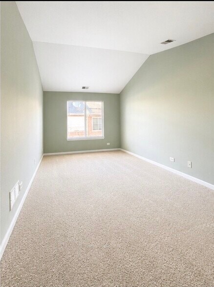 Building Photo - 8 Saint Regis Ct