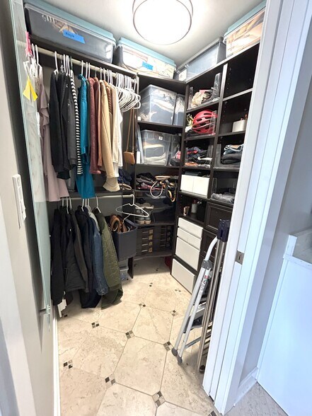 Building Photo - 5601 N Sheridan Rd