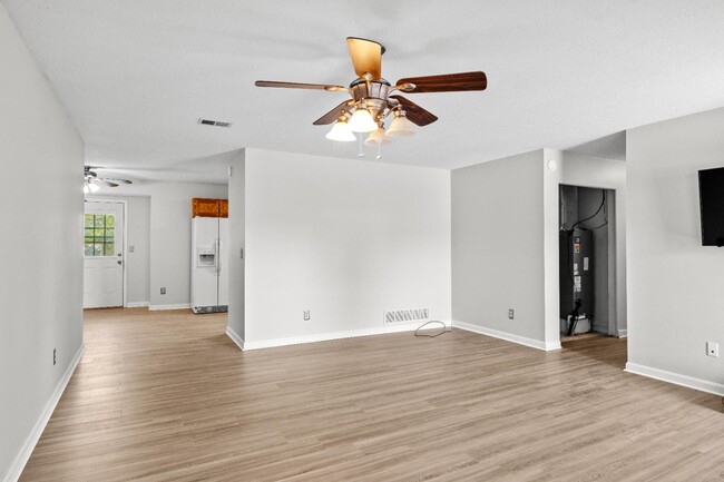 Building Photo - 1302 Williamsburg Dr