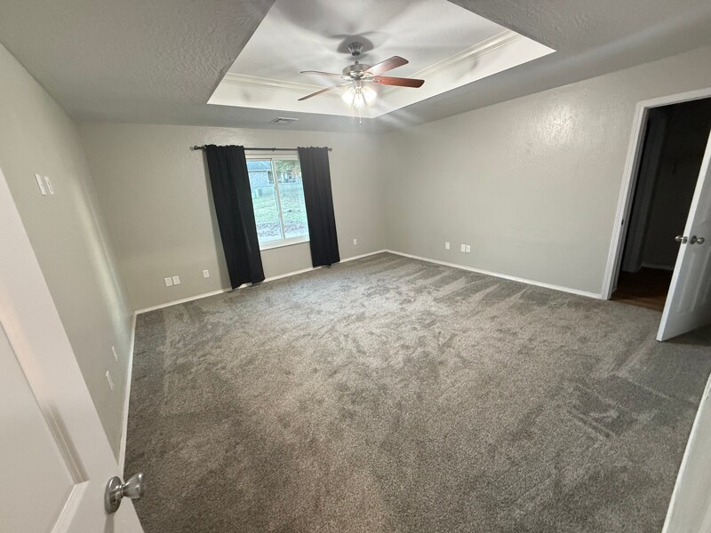 Building Photo - 404 E 9th St