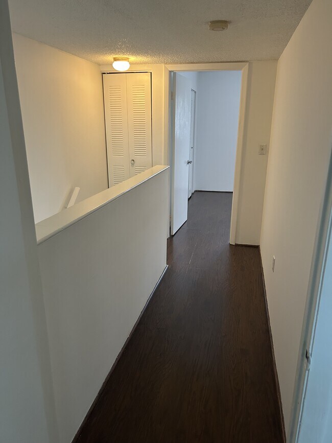 Building Photo - 212 Palm Cir E