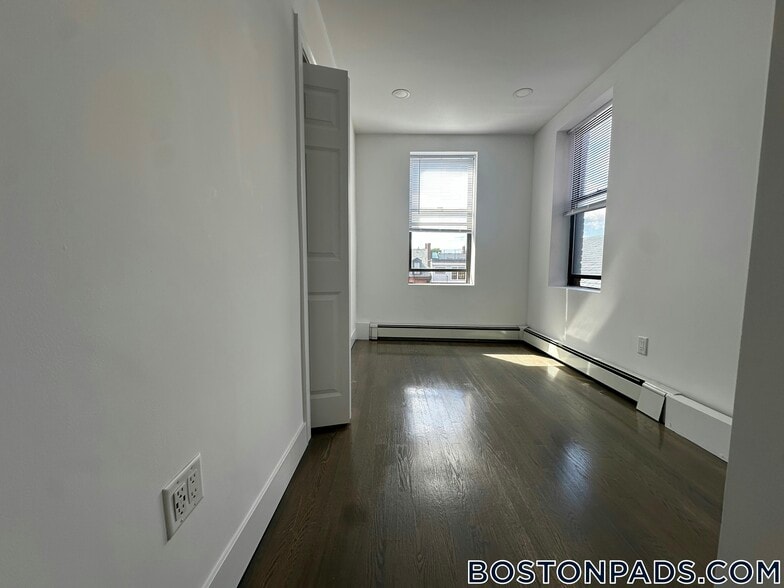 Building Photo - 44A Joy St