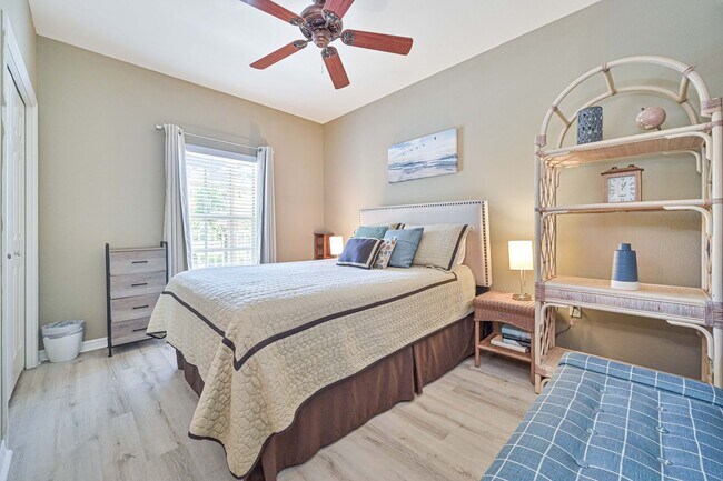 Building Photo - **Annual Lease -  Naples 2/2Furnished Cond...