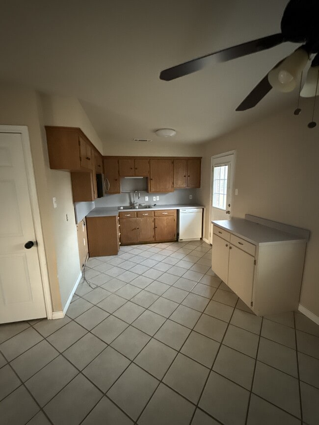 Building Photo - 220 Nichols Dr