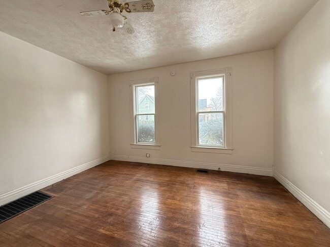 Building Photo - HOUSE...LARGE 3 Bedroom 2 Bath