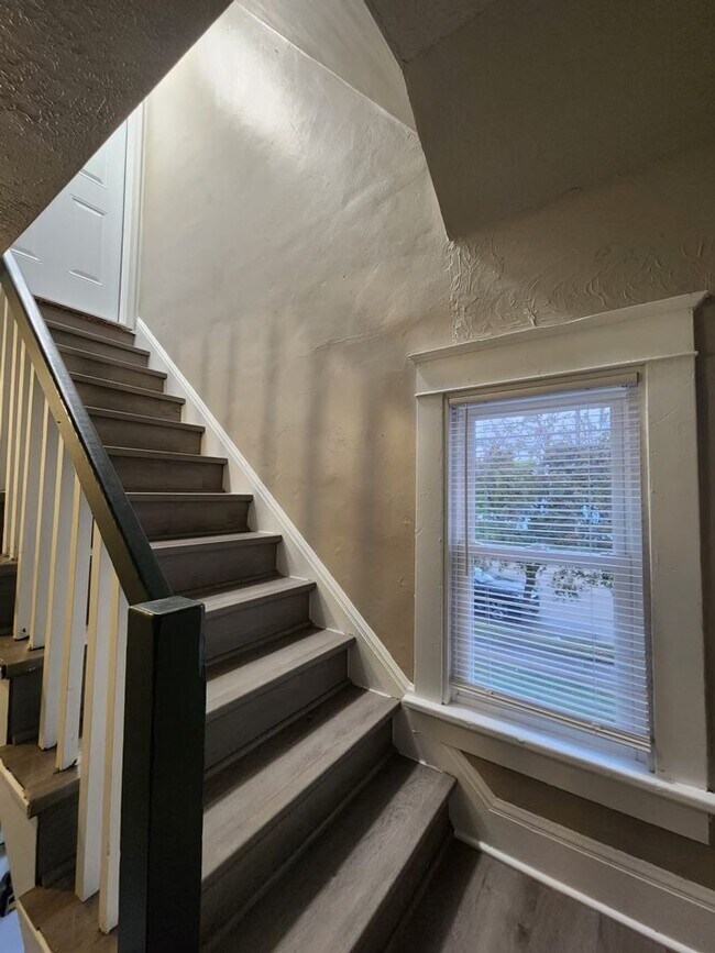 Building Photo - 702 S Commercial St