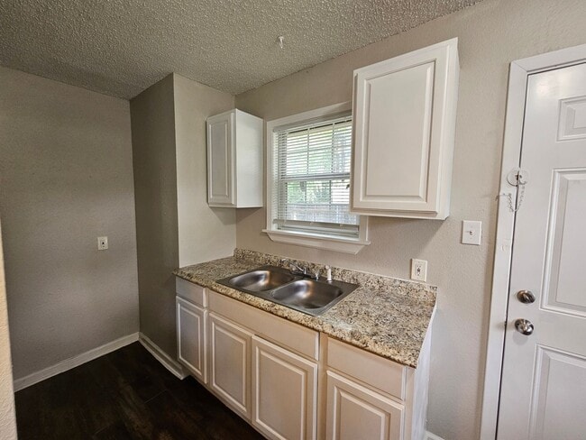 Building Photo - Charming duplex  established Parkdale Heights area of Dallas.