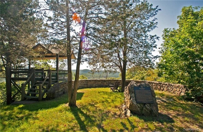 Building Photo - 77 Lake Dr