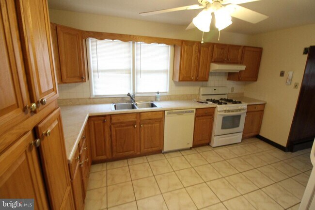 Building Photo - 4032 Quakerbridge Rd