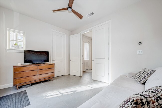 Building Photo - 2524 Sherwin St