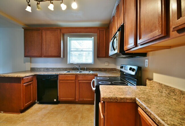Building Photo - 2101 Maple Leaf Dr E