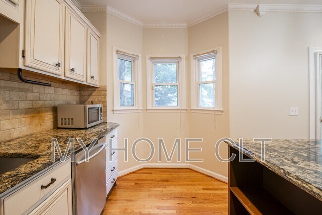 Building Photo - 807 Greenleaf Ave