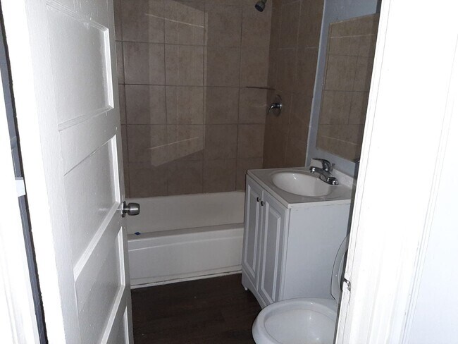 Building Photo - Recently Renovated Large 3 bedroom 1 bath ...