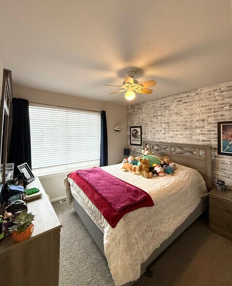 Building Photo - 562 E 133rd Ct