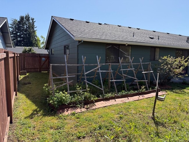 Building Photo - Well-kept house in desirable Thurston neighborhood!