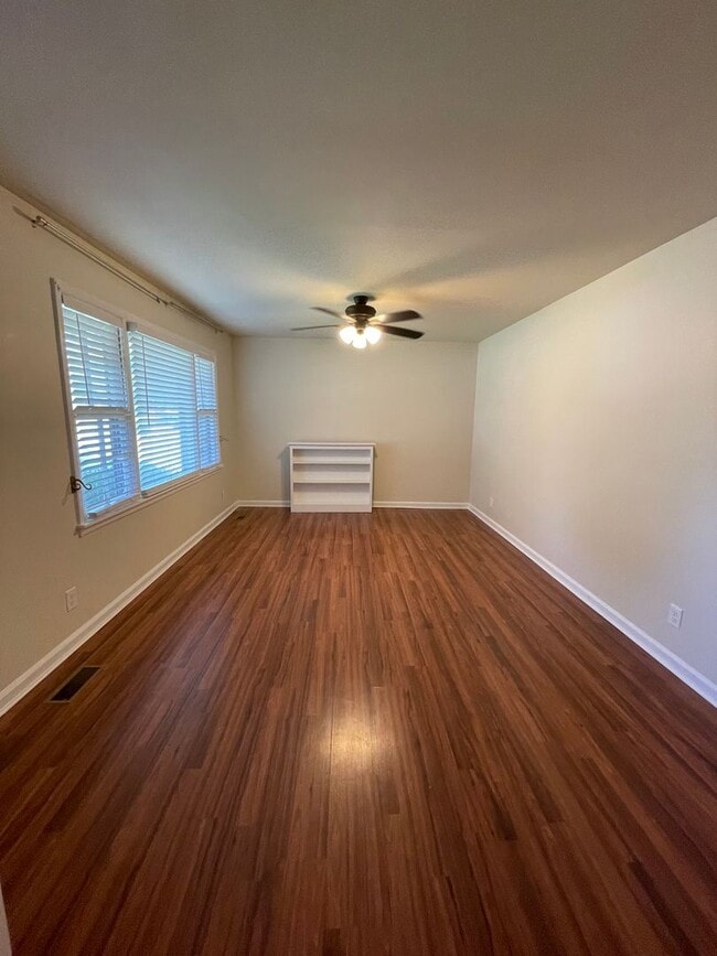 Building Photo - 3 Bedroom 2 Bathroom Home with One Car Attached Garage in Valley Park Homes Subdivision