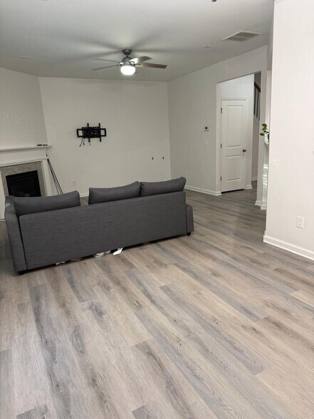 Building Photo - 2124 Greencrest Cir