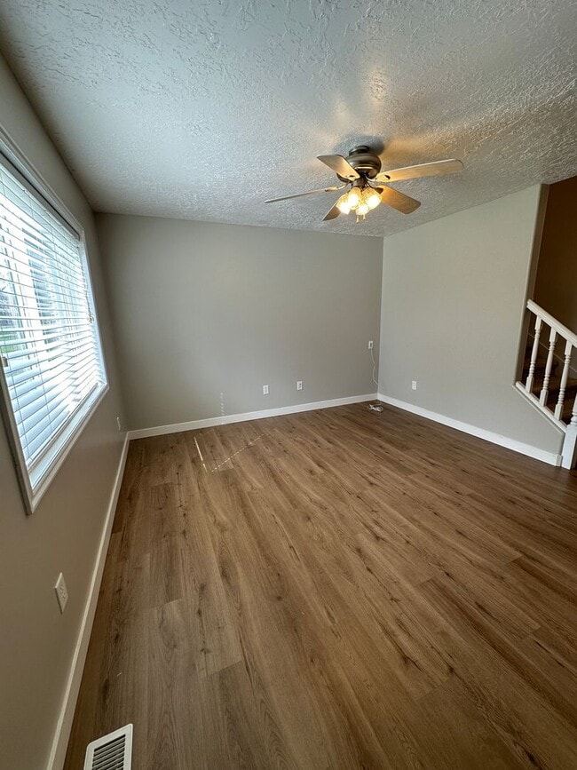 Building Photo - Cute 2 bed 1.5 bath townhome in the Meadows