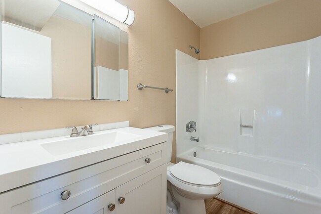 Building Photo - Charming 3 bedroom townhome near everything!