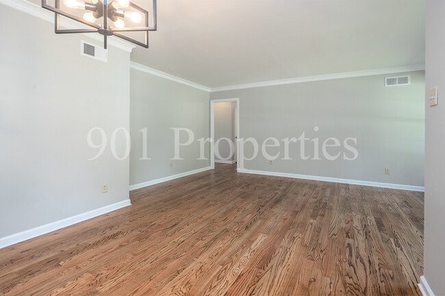 Building Photo - 680 Loeb St