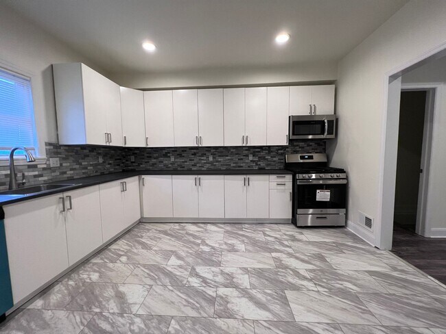 Building Photo - Updated 5BR 3bath house with off street parking!