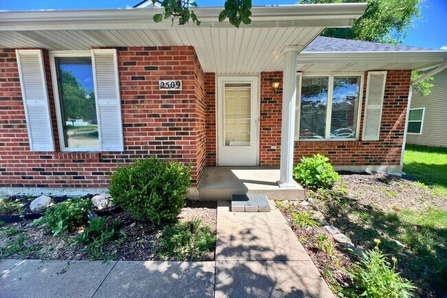 Building Photo - 2509 Hollyhock Dr