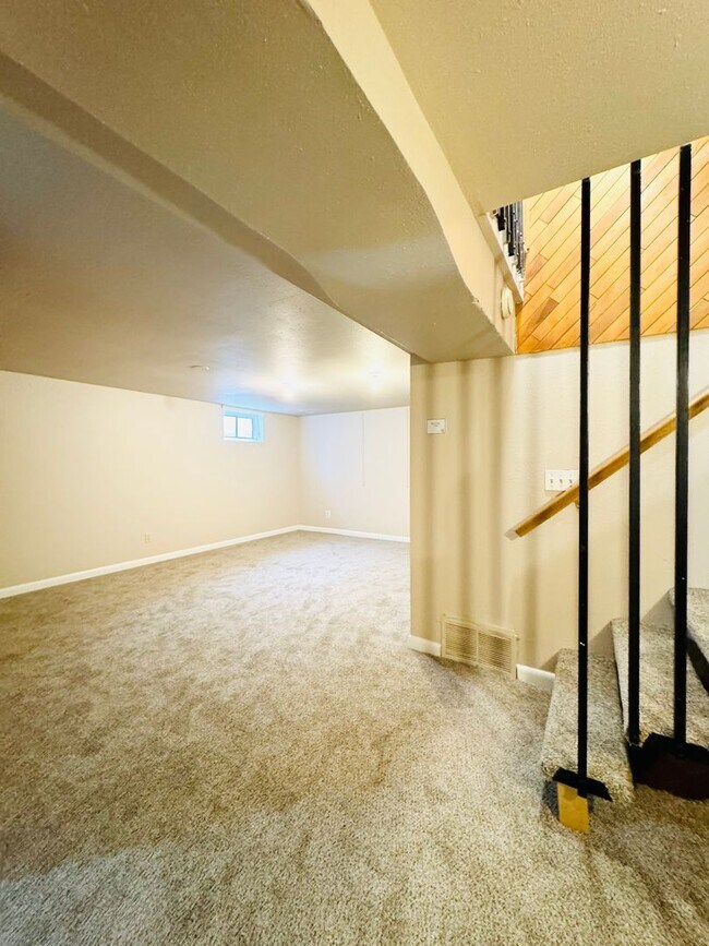 Building Photo - Large 3 Bed, 3 Bath House In Greeley - 4 bonus rooms in basement!