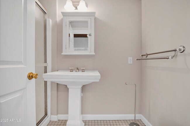 Building Photo - 5753 W Glendale Ave