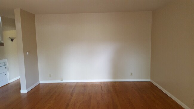 Building Photo - 1960 Harris Ave