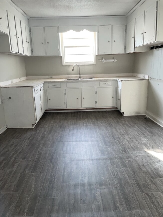 Building Photo - 2 Bedroom 1 Bathroom