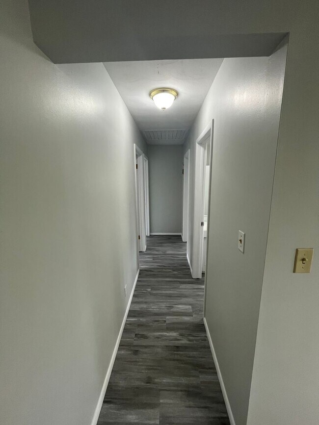 Building Photo - Beautiful 3 bedroom 1.5 bath waiting for you to call home .