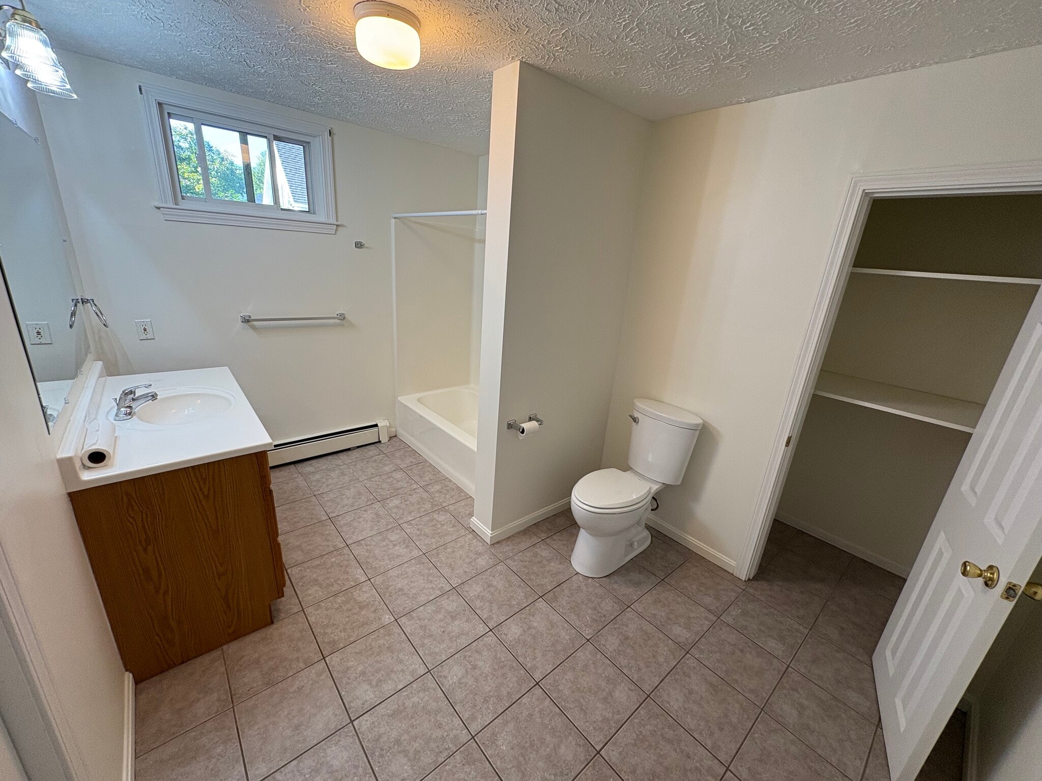 Building Photo - 66 E Valentine St